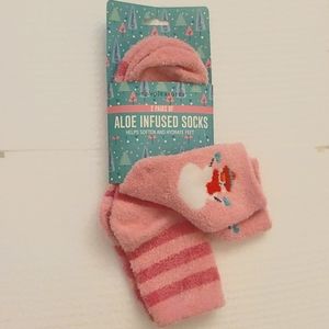Simple Pleasures | NWT Aloe Infused Socks (2 pair)